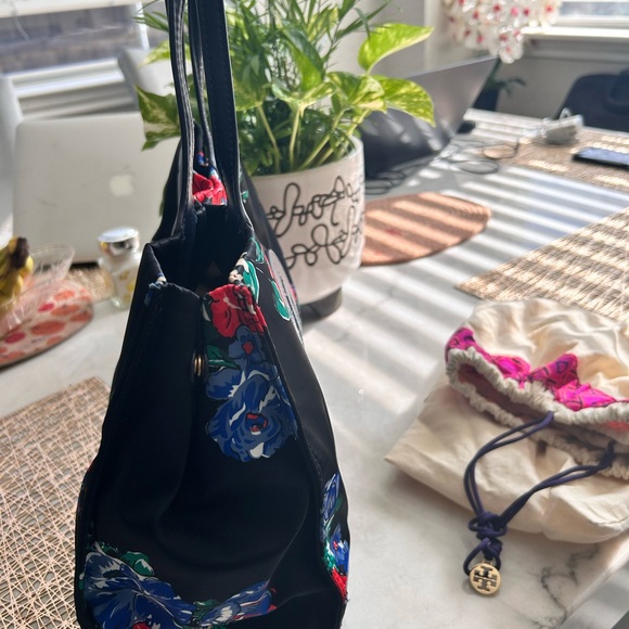 Tote - Picture 2 of 8